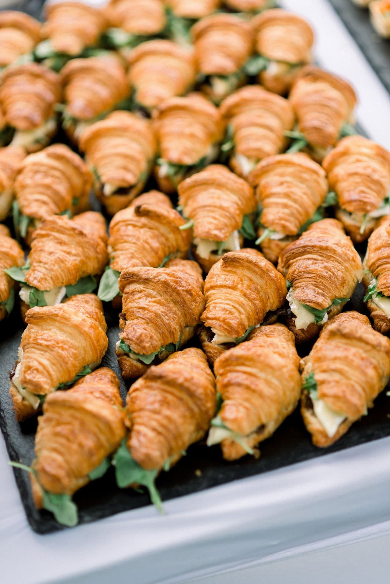 Croissant brie sajttal és lilahagyma-lekvárral