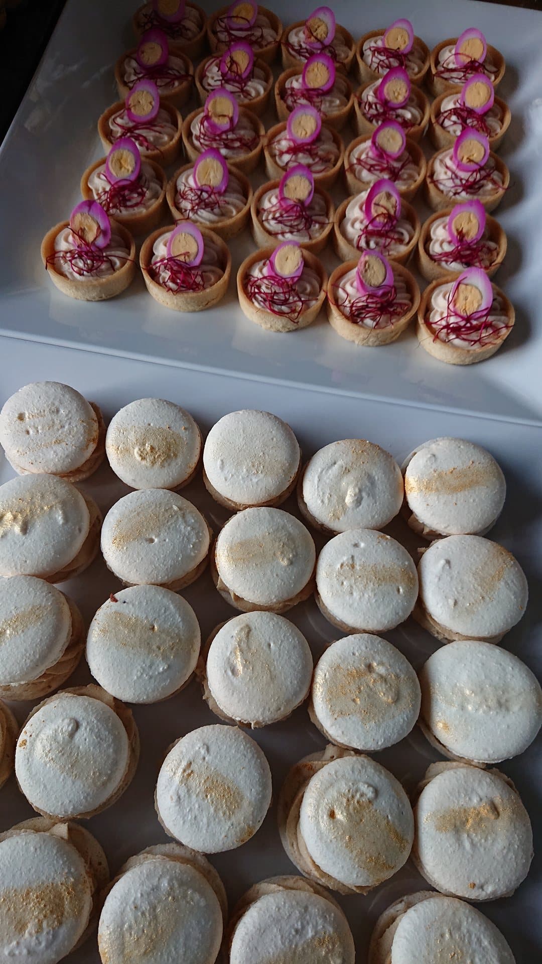 Tartlettek és habcsókok közelről