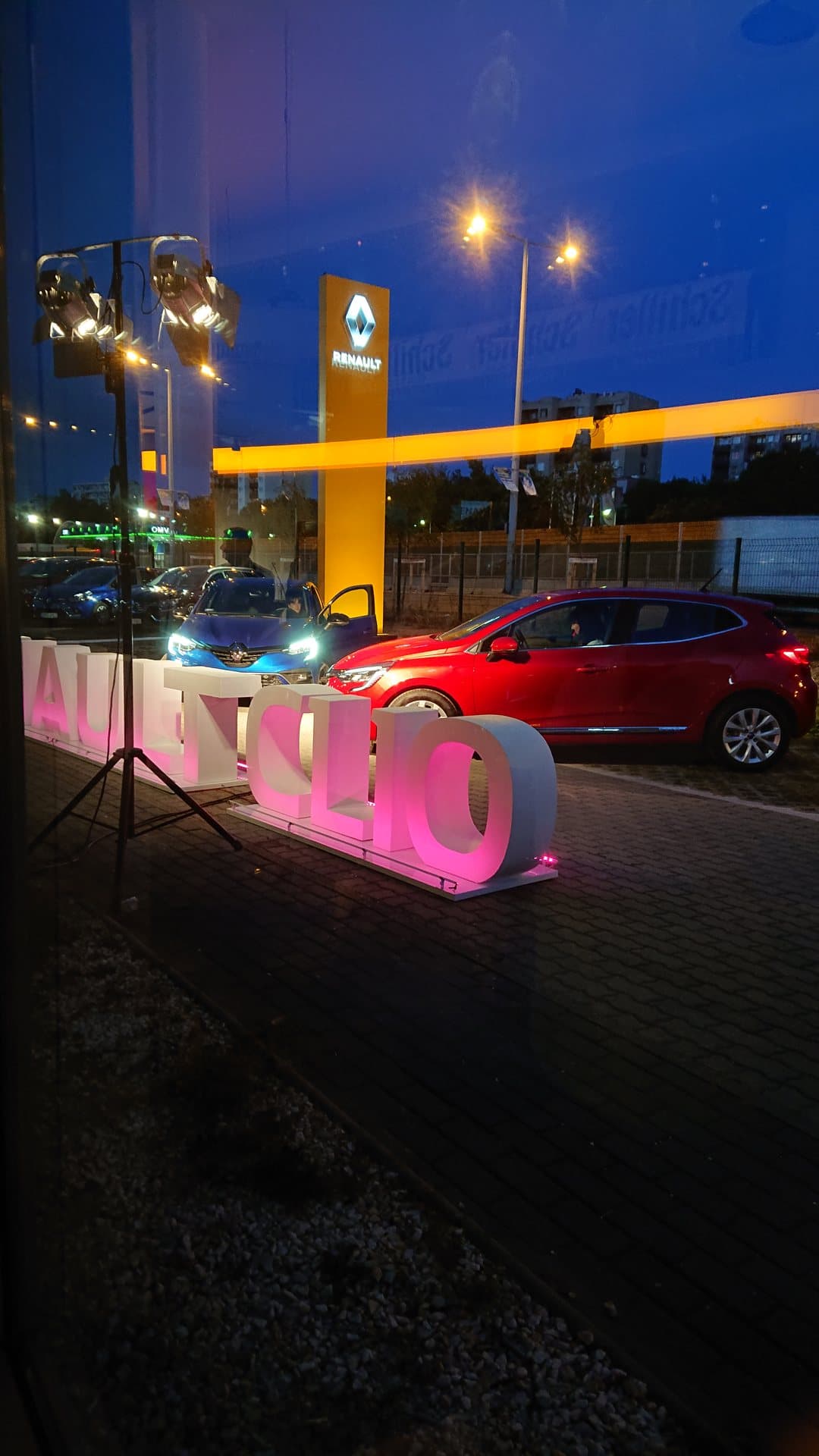 Esti fogadás – kivilágított felirat a bemutatóterem előtt