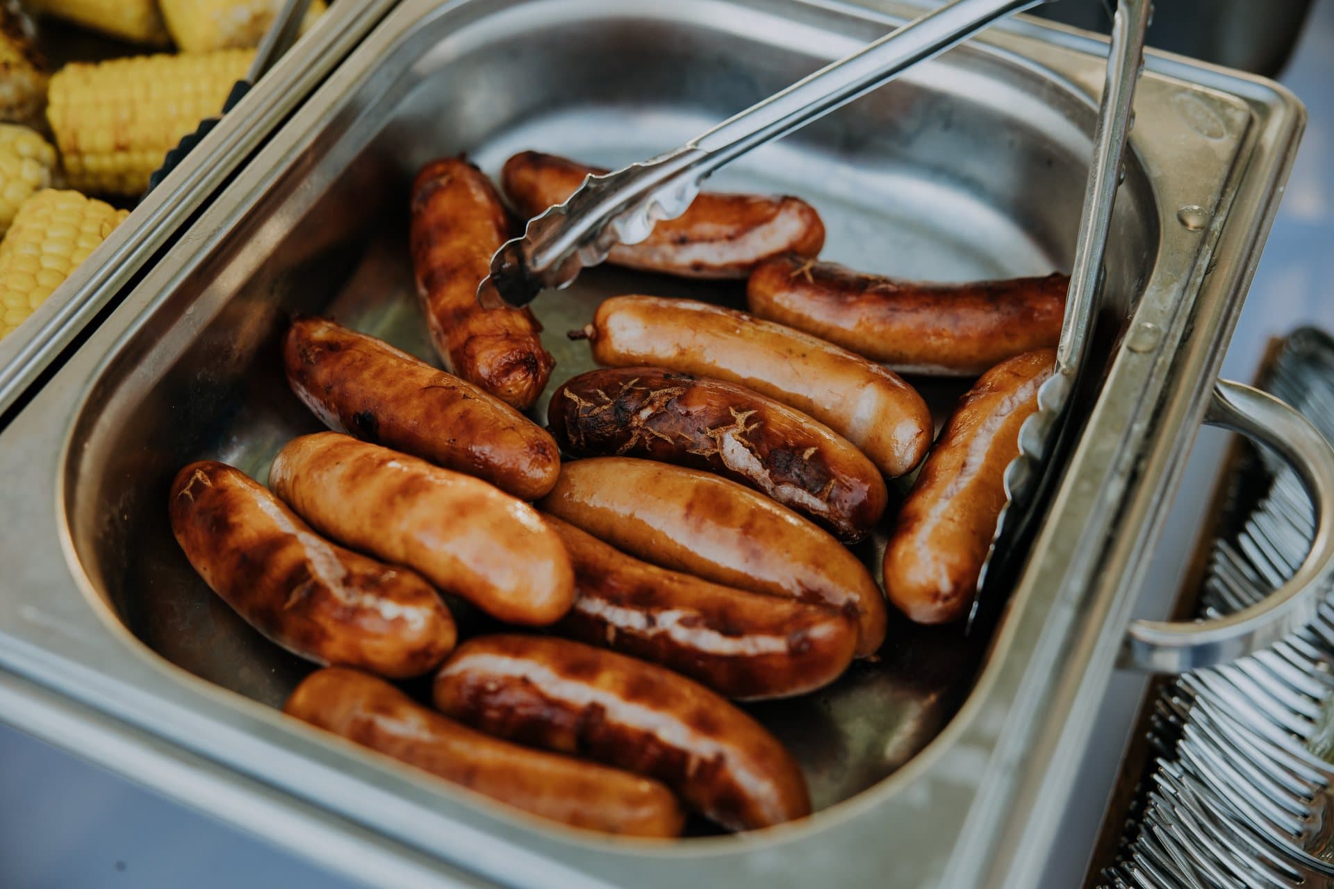 Grillkolbászok melegen tartva