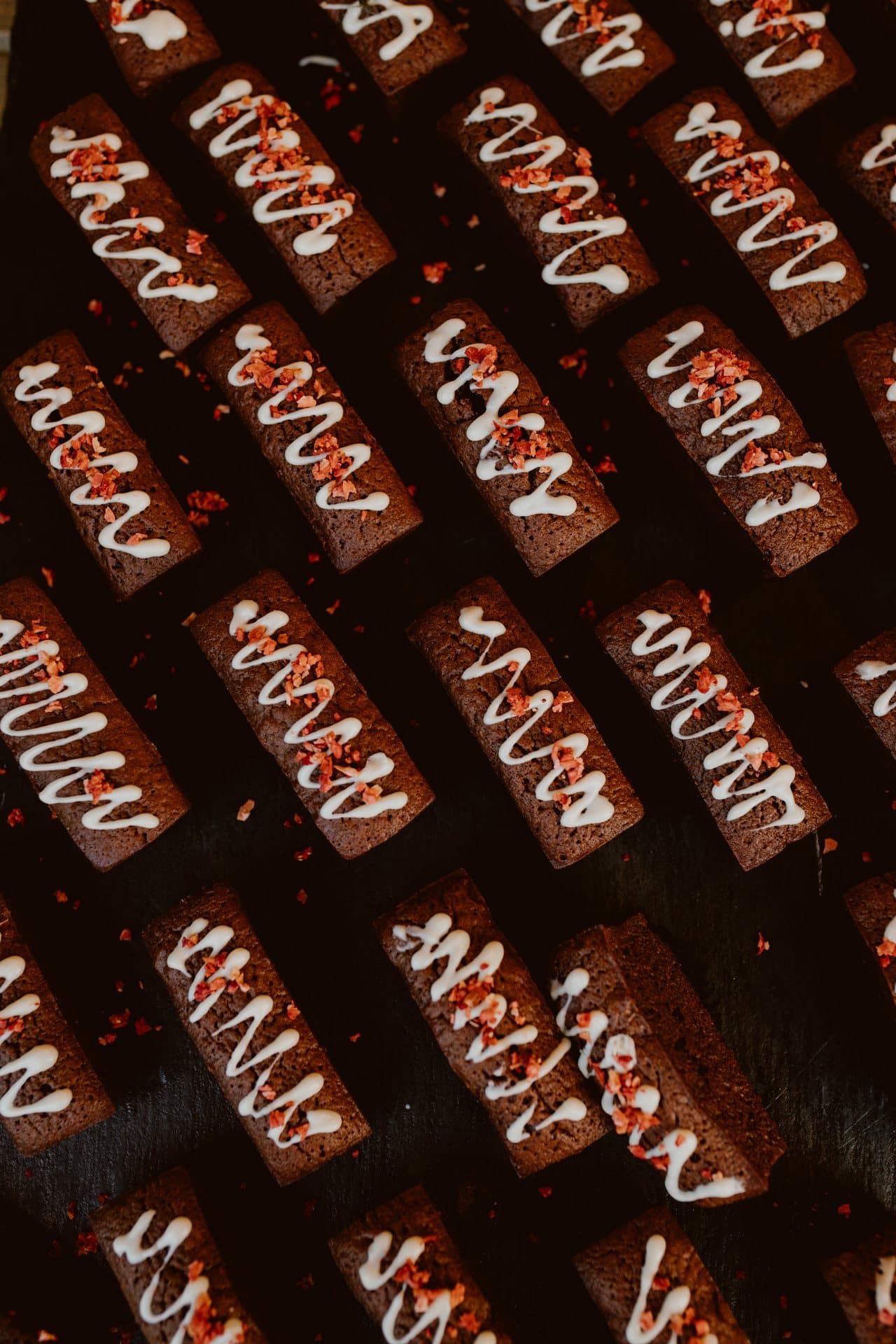 Díszített brownie szeletek felülről