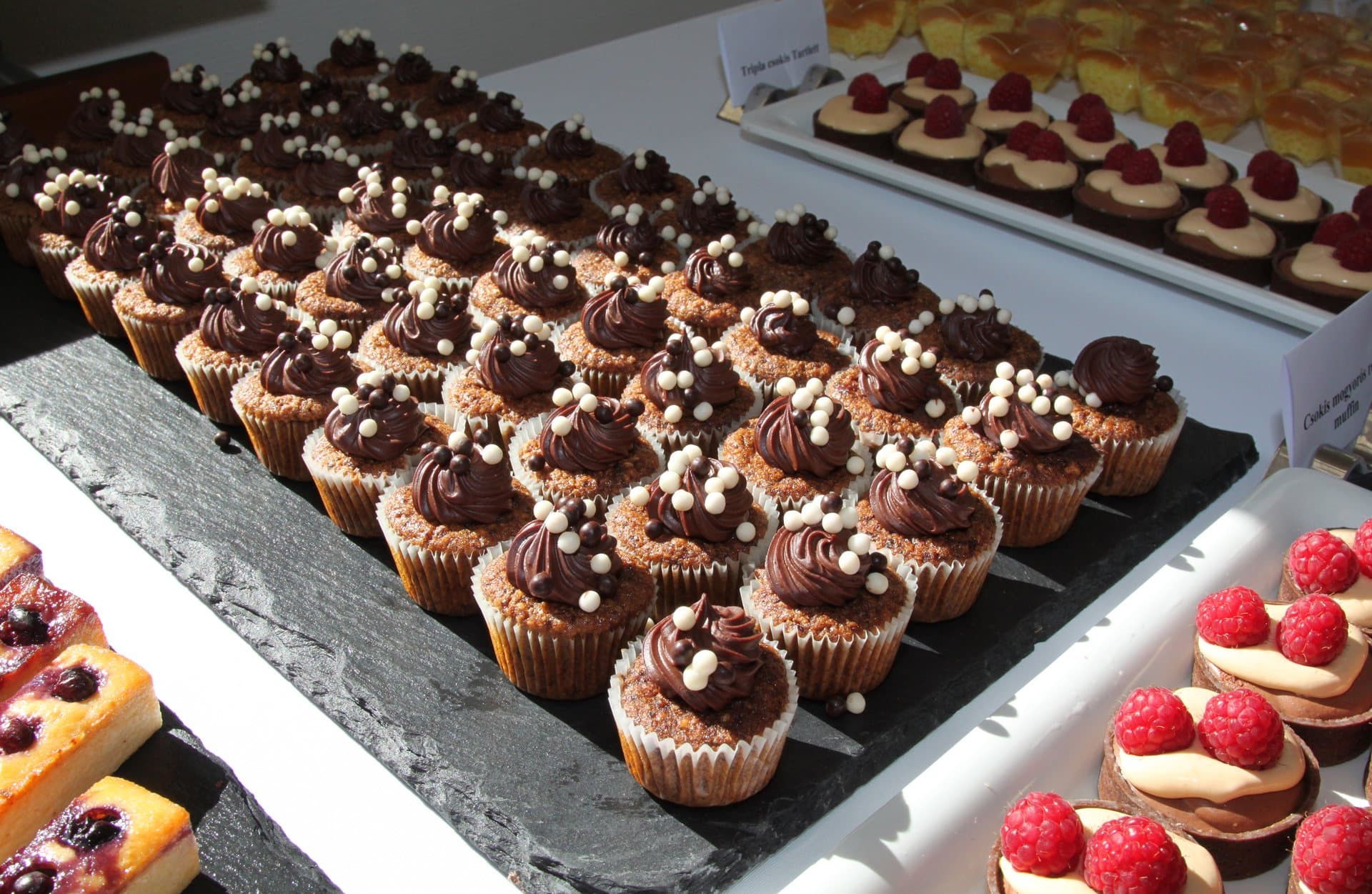 Csokoládés muffinok és tortácskák a desszertasztalon